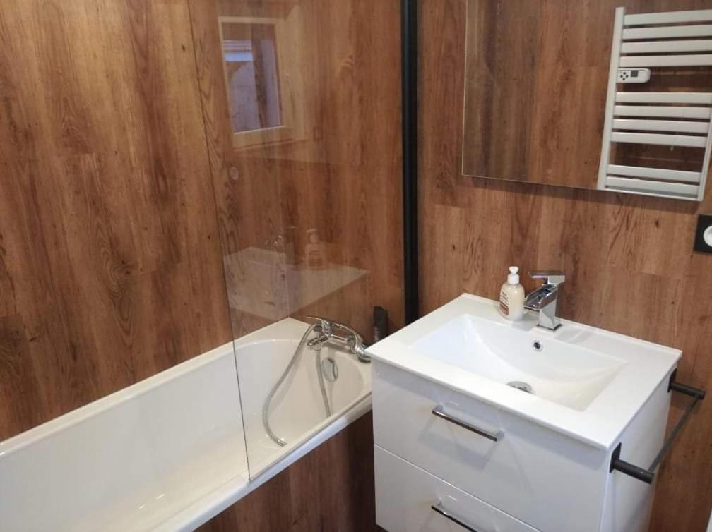 Sejour Au Jardin De Cupidon Avec Jacuzzi Et Sauna Balbigny Ngoại thất bức ảnh